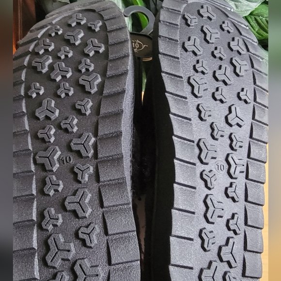 5B Style Black Fuzzy Slippers Size 10. - Picture 3 of 5